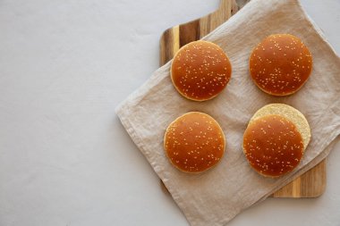 Tahta üzerinde klasik Susam Tohumu Hamburger Çörekleri, üst manzara. Boşluğu kopyala.