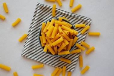 Kuru Rigatoni Makarnası, en iyi görüntü. Dümdüz, tepeden, yukarıdan.