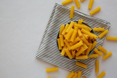 Kuru Rigatoni Makarnası, en iyi görüntü. Dümdüz, tepeden, yukarıdan.