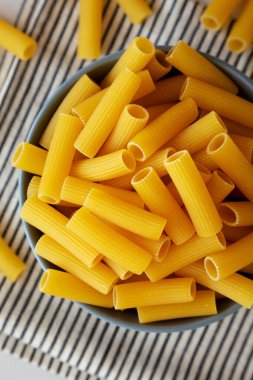 Kuru Rigatoni Makarnası, en iyi görüntü. Dümdüz, tepeden, yukarıdan. Yakın plan..