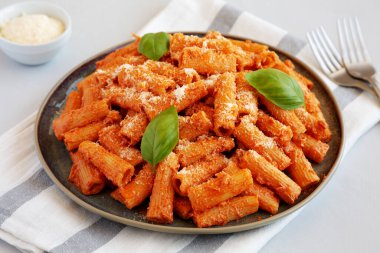 Ev yapımı Votka Rigatoni Makarnası Parmesan ve Basil ile