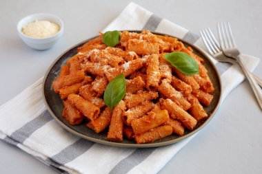 Ev yapımı Votka Rigatoni Makarnası Parmesan ve Basil ile