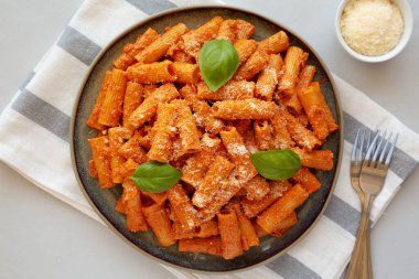 Ev yapımı Votka Rigatoni Makarnası. Parmesan ve Basil ile birlikte..