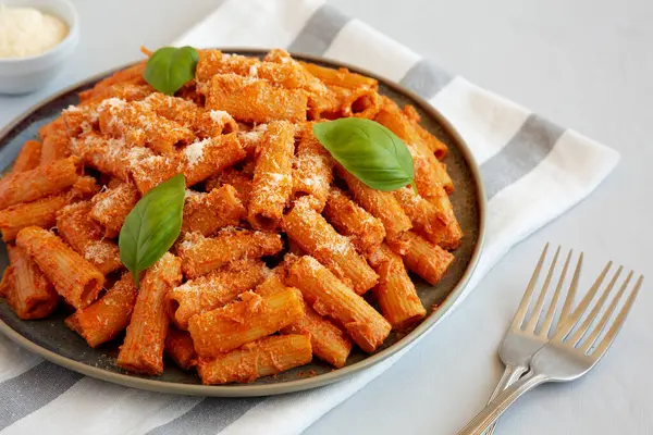 Ev yapımı Votka Rigatoni Makarnası Parmesan ve Basil, yan görüş..