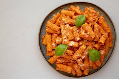 Parmesan ve Basil soslu ev yapımı Votka Rigatoni Makarnası. Dümdüz, tepeden, yukarıdan. Boşluğu kopyala.