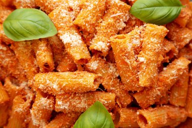 Parmesan ve Basil soslu ev yapımı Votka Rigatoni Makarnası. Dümdüz, tepeden, yukarıdan. Yakın plan..