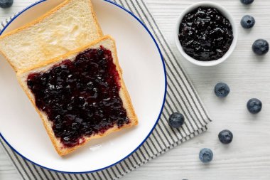 Ev yapımı yabanmersinli reçel ve tost tabakta, üst manzara.. 
