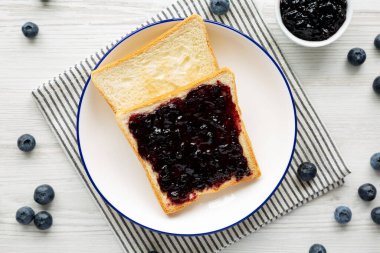 Ev yapımı yabanmersinli reçel ve tost tabakta, üst manzara.. 
