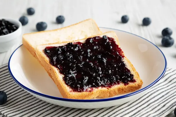 Tabakta ev yapımı yaban mersini reçeli ve tost.. 