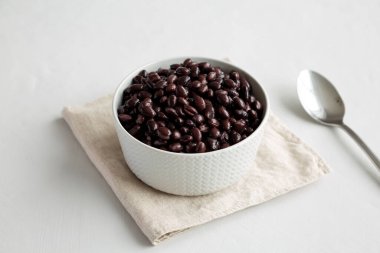 Ev yapımı, bir kasede muhafaza edilmiş siyah fasulye, yan görüş.. 