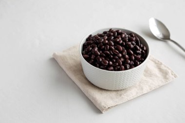Ev yapımı Black Beans in a Bowl, yan görüş. Boşluğu kopyala.