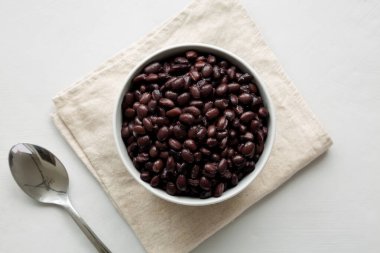 Ev yapımı Black Beans in a Bowl, top view. 