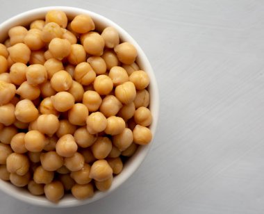 Ev yapımı konserve nohutlar bir kâsede, en iyi manzara. Boşluğu kopyala.