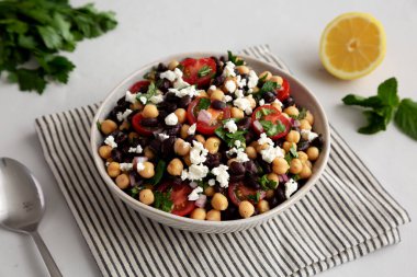 Ev yapımı nohut ve kâsede siyah fasulye salatası..