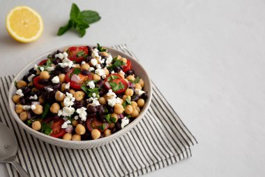 Ev yapımı nohut ve siyah fasulye salatası, düşük açılı. Boşluğu kopyala.