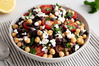 Ev yapımı nohut ve kâsede siyah fasulye salatası, düşük açılı.. 