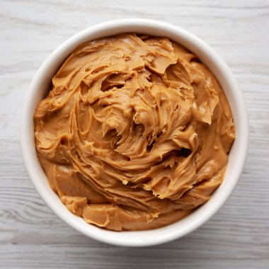 Organik Çiğ Fıstık Ezmesi, en iyi görüntü. Dümdüz, tepeden, yukarıdan.