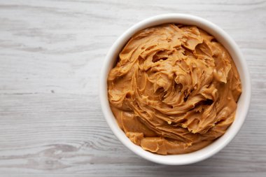 Organik Çiğ Fıstık Ezmesi, en iyi görüntü. Dümdüz, tepeden, yukarıdan. Boşluğu kopyala.