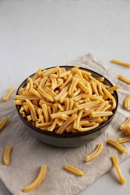 Kasede kuru Casarecce Makarnası, yan görüş..