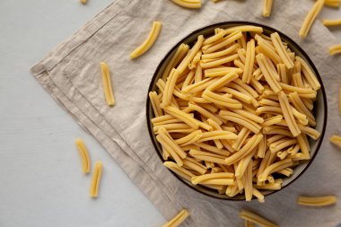 Kasede kuru Casarecce Makarnası, üst manzara. Boşluğu kopyala.