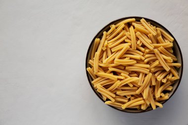 Kuru Casarecce Pasta Arka planı, üst manzara. Dümdüz, tepeden, yukarıdan.