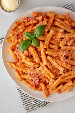 Kremalı domates soslu ev yapımı İtalyan Casarecce Makarnası. Dümdüz, tepeden, yukarıdan. Yakın plan..