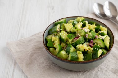 Ev yapımı Salatalık Ezme Salatası, yan görüş. Boşluğu kopyala.