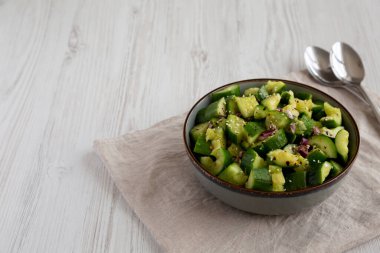 Ev yapımı Salatalık Ezme Salatası, yan görüş. Boşluğu kopyala.
