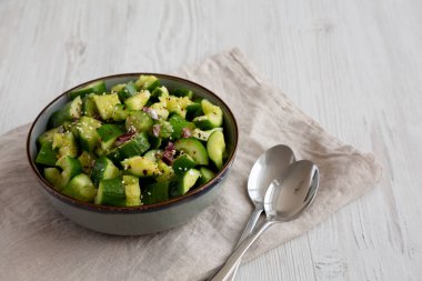 Ev yapımı Salatalık Ezme Salatası Bir kâse, yan görünüm.