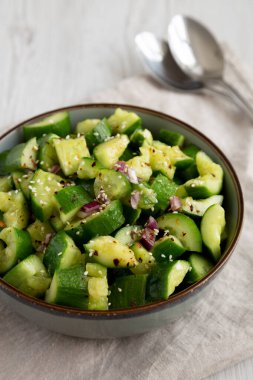 Ev yapımı Salatalık Ezme Salatası Bir kâse, yan görünüm. 