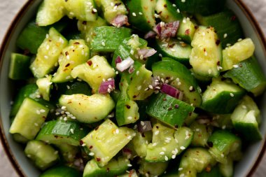 Ev yapımı ezilmiş salatalık kasede salata, üst manzara.. 