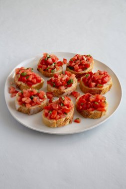 Tabakta fesleğen ve domatesli ev yapımıdır..