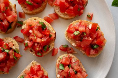 Tabakta Basil ve Domatesli ev yapımıdır..