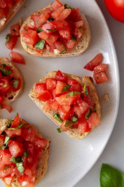 Tabakta Basil ve Domatesli ev yapımıdır..