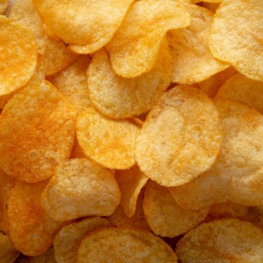 Peynirli patates cipsi, en iyi manzara. Dümdüz, tepeden, yukarıdan. Yakın plan..