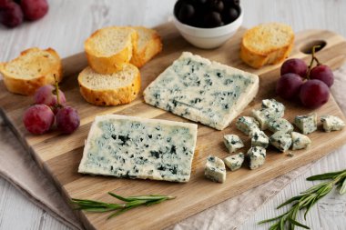 Tahta tahtada üzümlü ve zeytinli organik Mavi Peynir..