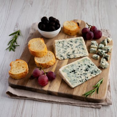 Tahta tahtada üzümlü ve zeytinli organik Mavi Peynir..
