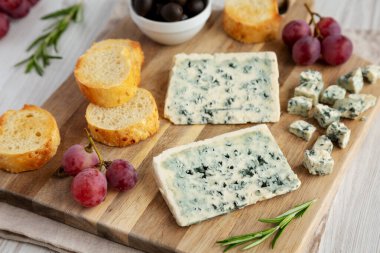 Tahta tahtada üzümlü ve zeytinli organik Mavi Peynir..