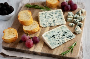 Tahta tahtada üzümlü ve zeytinli organik Mavi Peynir..