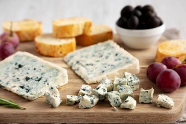 Tahta tahtada üzümlü ve zeytinli organik Mavi Peynir..