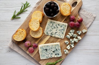 Tahta tahtada üzümlü ve zeytinli organik Mavi Peynir..