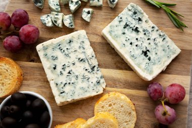 Tahta tahtada üzümlü ve zeytinli organik Mavi Peynir..