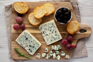 Tahta tahtada üzümlü ve zeytinli organik Mavi Peynir..