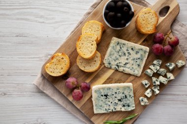 Tahta tahtada üzümlü ve zeytinli organik Mavi Peynir. Boşluğu kopyala.