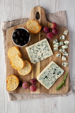 Tahta tahtada üzümlü ve zeytinli organik Mavi Peynir..