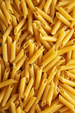 Çiğ Organik Kuru Penne Makarnası, üst manzara. Tepeden, düz, yukarıdan.. 