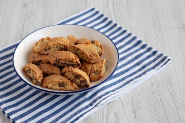 Çikolatalı Cantuccini Tabakta, yan manzara.