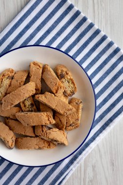 Çikolatalı Cantuccini tabakta, en iyi manzara. Dümdüz, tepeden, yukarıdan.