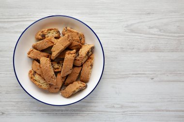 Çikolatalı Cantuccini tabakta, en iyi manzara. Dümdüz, tepeden, yukarıdan.