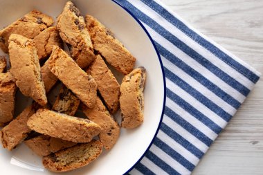 Çikolatalı Cantuccini tabakta, en iyi manzara. Dümdüz, tepeden, yukarıdan. Boşluğu kopyala.